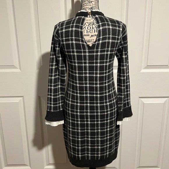 Vince Camuto - Picture 4 of 6